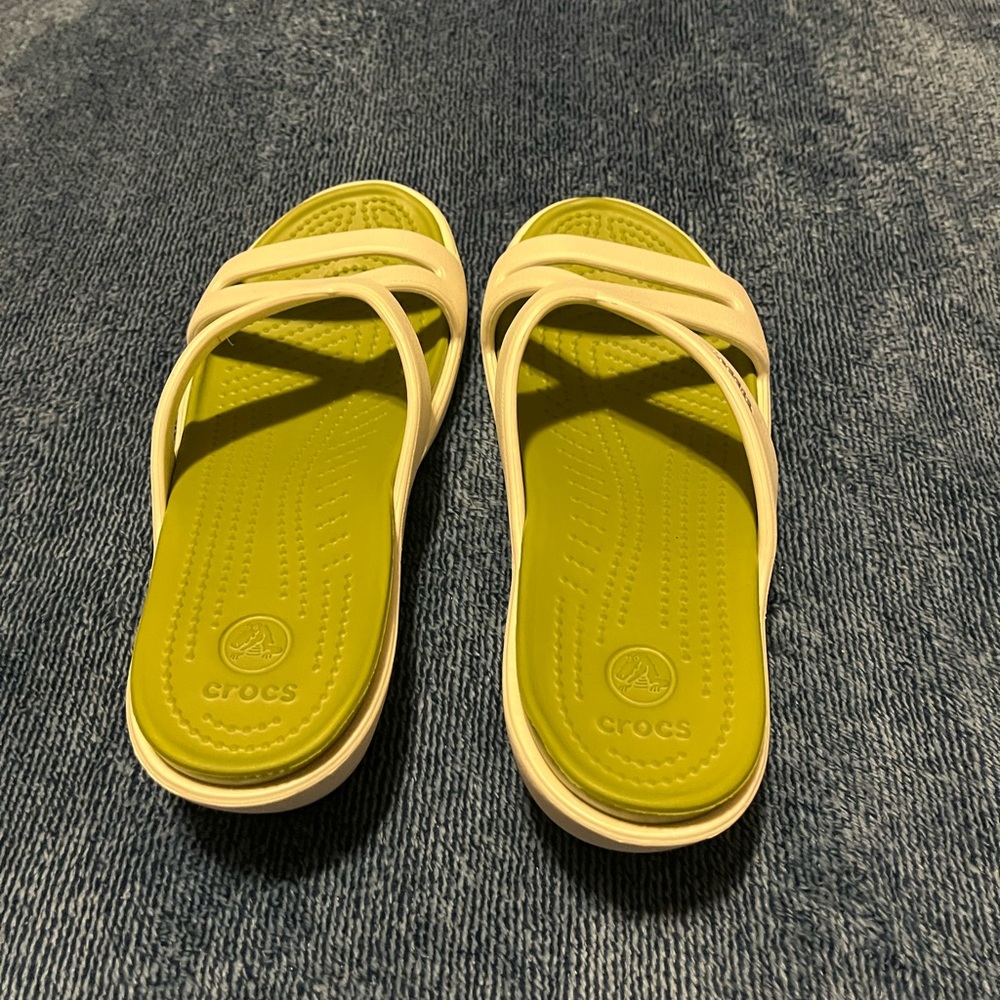 A crocs